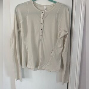 Lululemon shirt size women’s 10, whiteish color, had buttons.